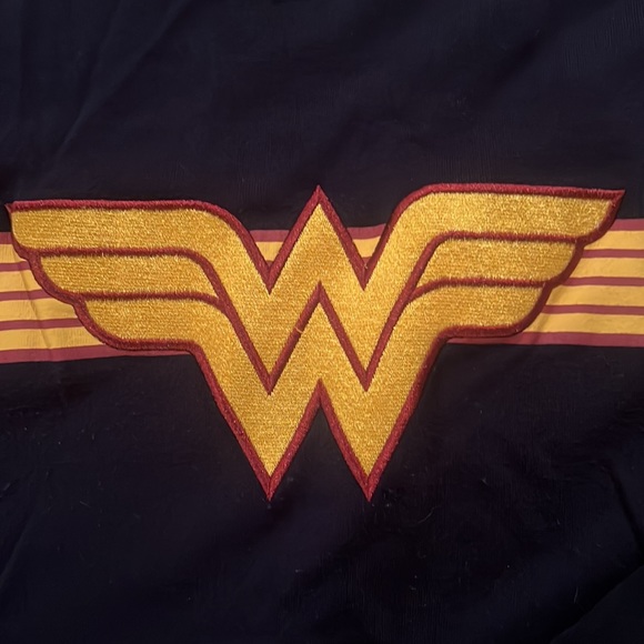 Wonder Woman Sweatshirt. Size Large. EUC! - Picture 2 of 4
